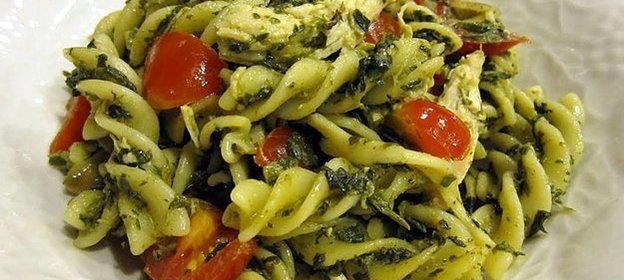 Паста с курицей, соусом песто и томатами