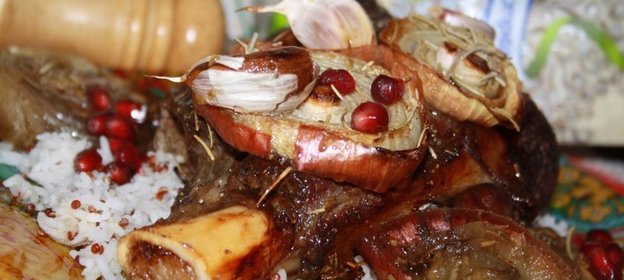Запеченная в луке баранья лопатка с рисом и киноа