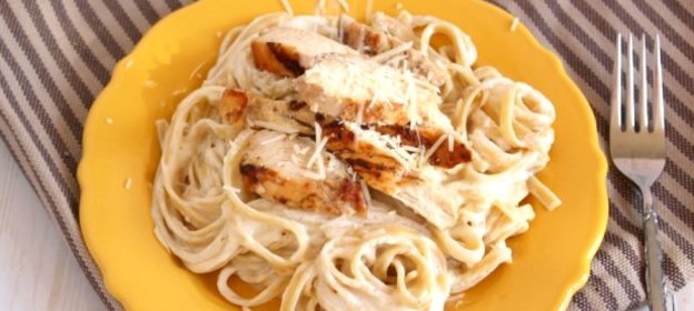 Спагетти с курицей в сливочном соусе