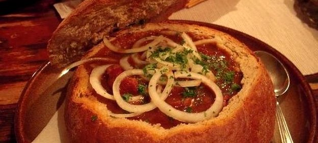 Венгерский суп-гуляш в хлебе