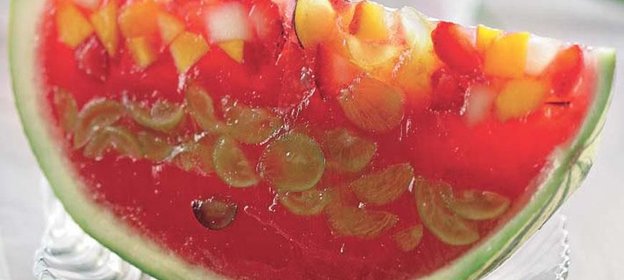 Фруктовое желе в арбузе
