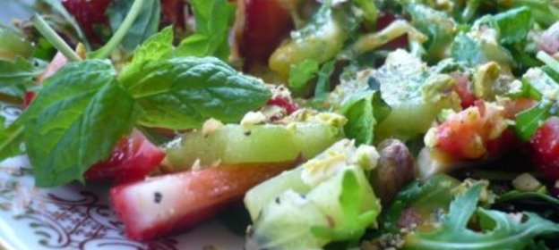 Салат-микс с клубникой, рукколой и соусом манго-чили
