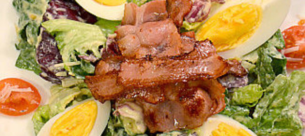 Теплый салат с беконом и яйцами