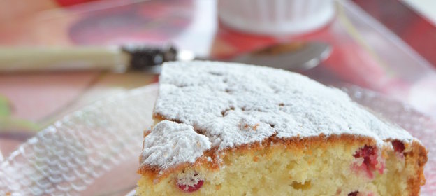 Ванильно-сметанный кекс с красной смородиной