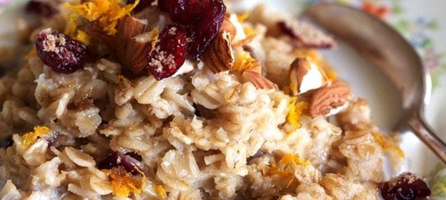 Овсяная каша с сушеной клюквой и белым шоколадом