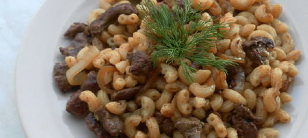 Паста чиффери с говяжьей печенью и луком