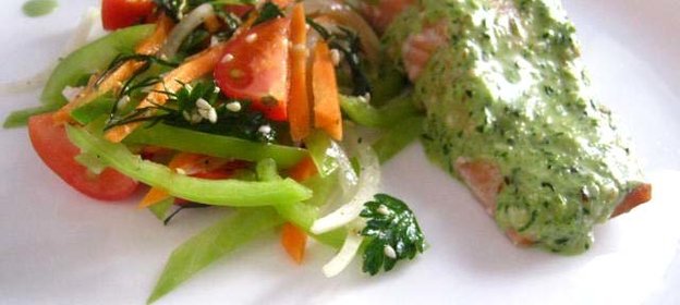 Лосось под кунжутно-пряным соусом и легкий средиземноморский салатик
