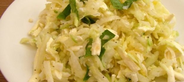 Капустный салат с дайконом и брынзой