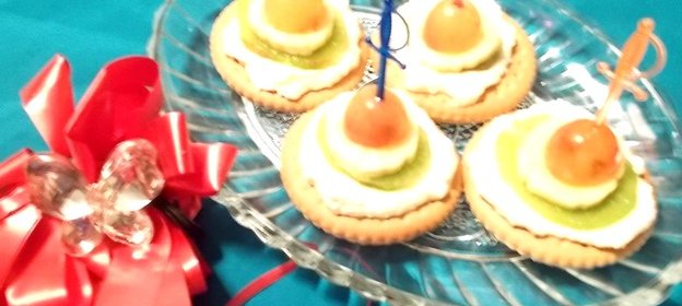 Творожные канапе на печенье с фруктами