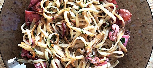 Паста лингвини с кальмарами и зеленью в сливочном соусе