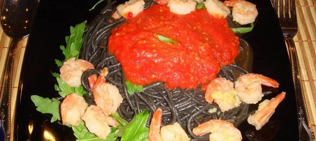 Паста спагетти с чернилами каракатицы и креветками с острым помидорным соусом