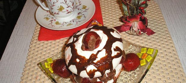 БЕЗЕ С КЛУБНИКОЙ