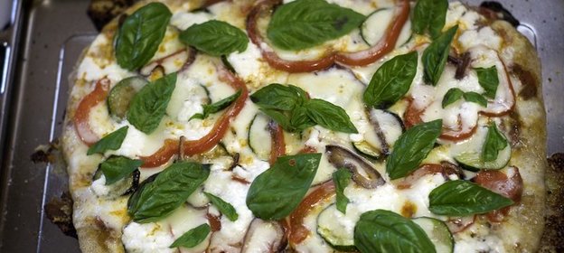 Пицца с творогом и помидорами