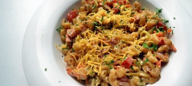 Макароны в духовке, с овощами, в пикантном соусе