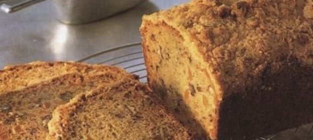 Сладкий хлеб с курагой и грецким орехом