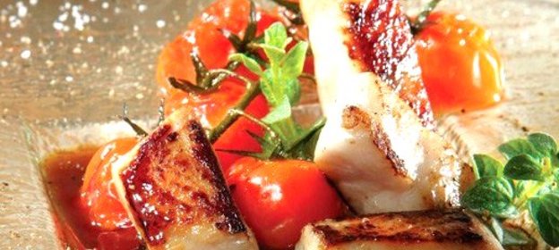 Нагетсы из морского окуня в винном соусе с помидорами черри