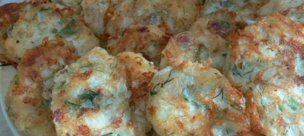 Оладьи с колбасой, луком и сыром