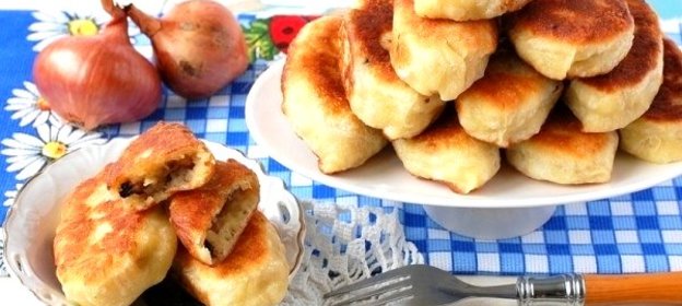 Пирожки с картофелем, луком и грибами жареные