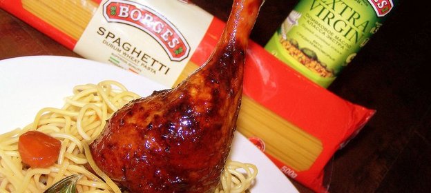 Спагетти с утиными окорочками в соусе из хереса и чернослива