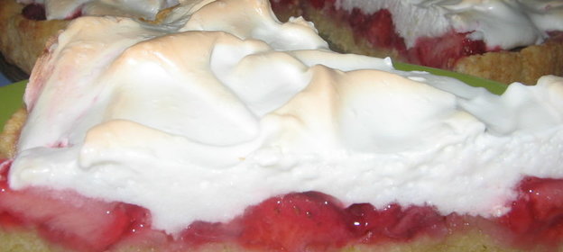 Пирог клубничный с безе