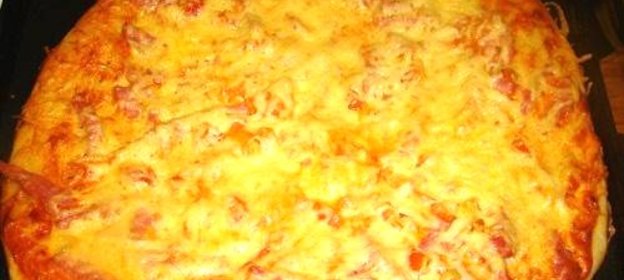 Пицца с помидорами, колбасой и сыром