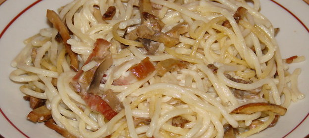 Макароны с грибами и беконом