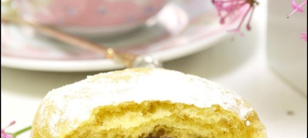 Булочки с ржаной мукой и ежевичным джемом