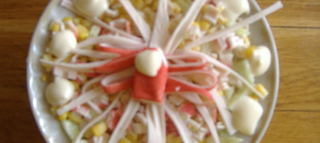 Салат с кукурузой, рисом, крабовыми палочками и ананасом