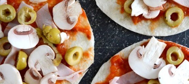 Быстрая пицца с оливками на лепешках