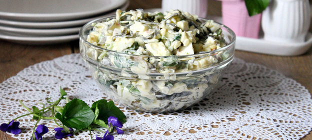 Салат с рисом, морской капустой и черемшой