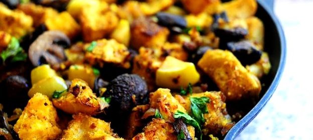 Кукурузный хлеб с колбасой и яблоками