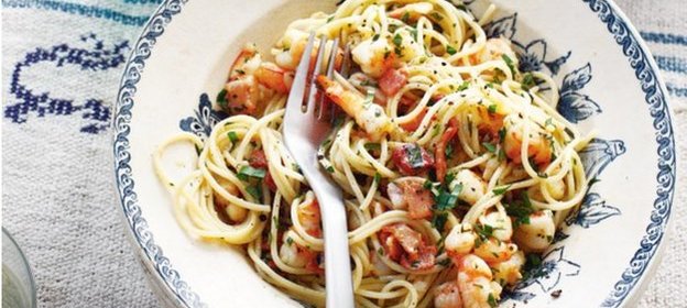 Спагетти с чесноком, беконом и креветками