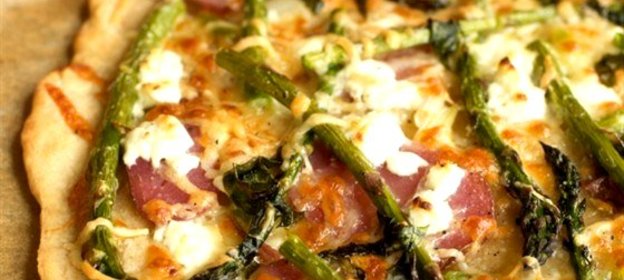 Пицца со спаржей и баклажаном