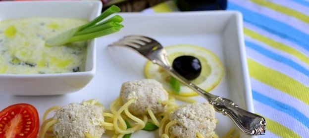 Фрикадельки со спагетти и шпинатно-йогуртовым соусом