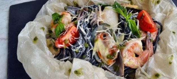 Спагетти с морепродуктами, запеченные в пергаменте