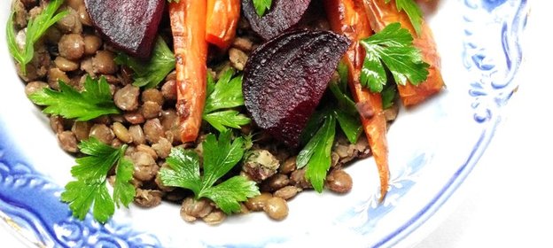 Запеченные овощи и чечевица под соусом айоли