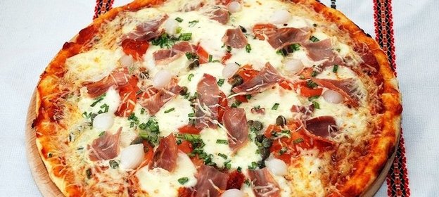 Пицца с ветчиной в мультиварке