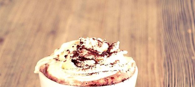 Крепкий кофе с шоколадом и сливками