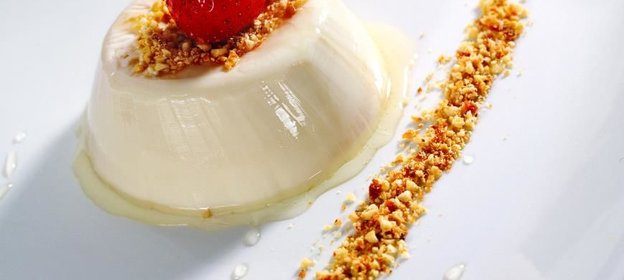 Желе из топленого молока с медом и орешками в карамели