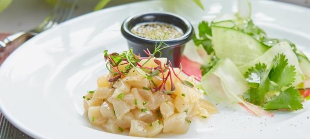 Севиче из морского гребешка с соусом из водорослей