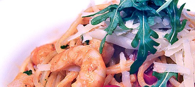 Спагетти с анчоусами, креветками и морским языком