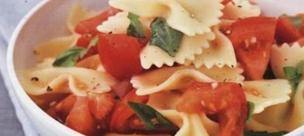 Паста фарфалле (макароны-бантики) с помидорами и базиликом