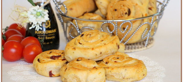 Постные булочки с вялеными томатами и травами