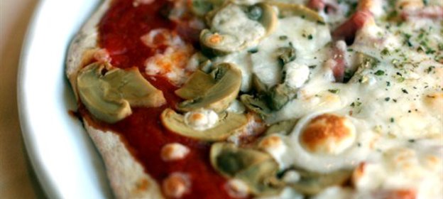 Пицца «Каприччио» с ветчиной, сыром и грибами