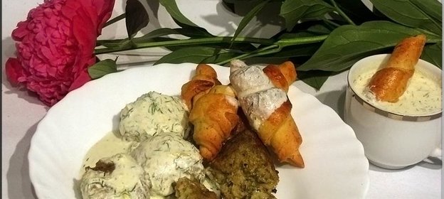 Морские ежики с творожно-апельсиновым соусом и рогаликами