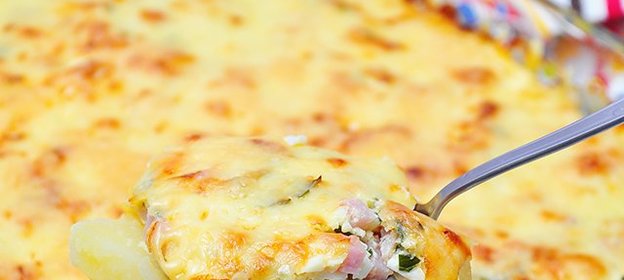 Картофельная запеканка с ветчиной, сметаной и яйцами