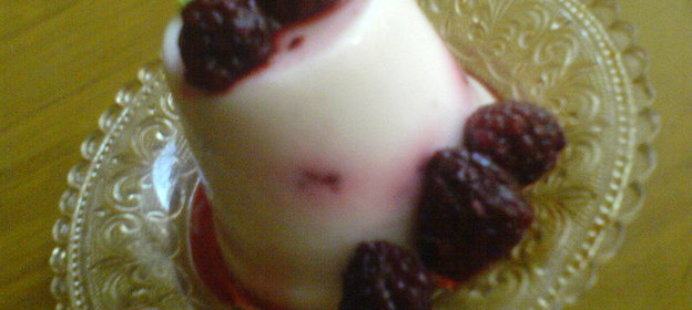 Желе из ягодного йогурта с ежевикой