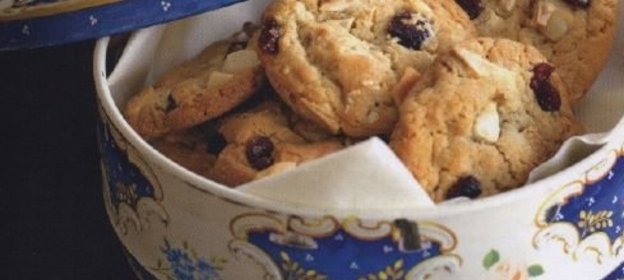 Печенье с белым шоколадом, клюквой и макадамским орехом