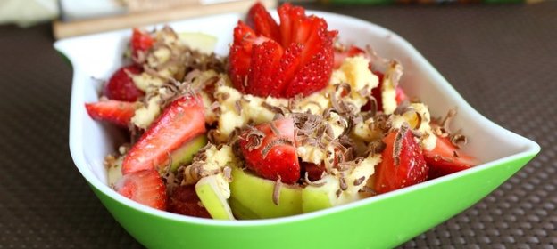 Летний фруктово - ягодный салат со сметаной и шоколадом