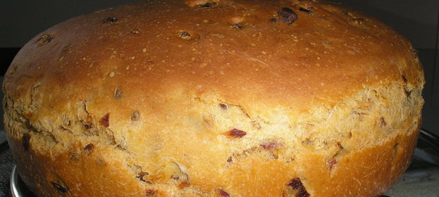 Хлеб с утомленными солнцем помидорками